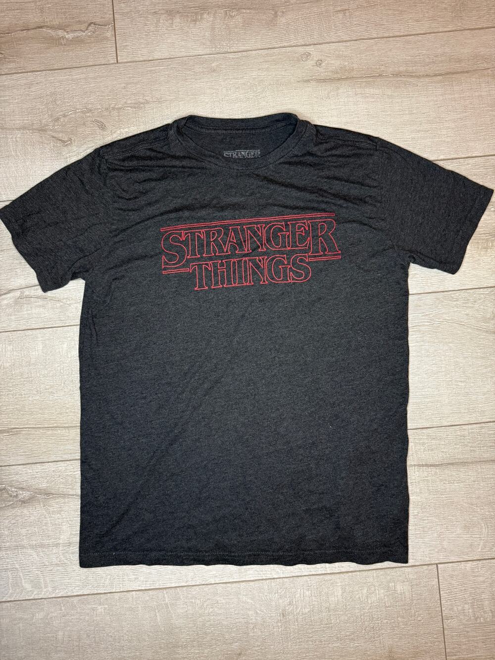 Stranger Things Graphic Tee Logo Charcoal Gray Mens Large L 2020 Netflix Shirt
